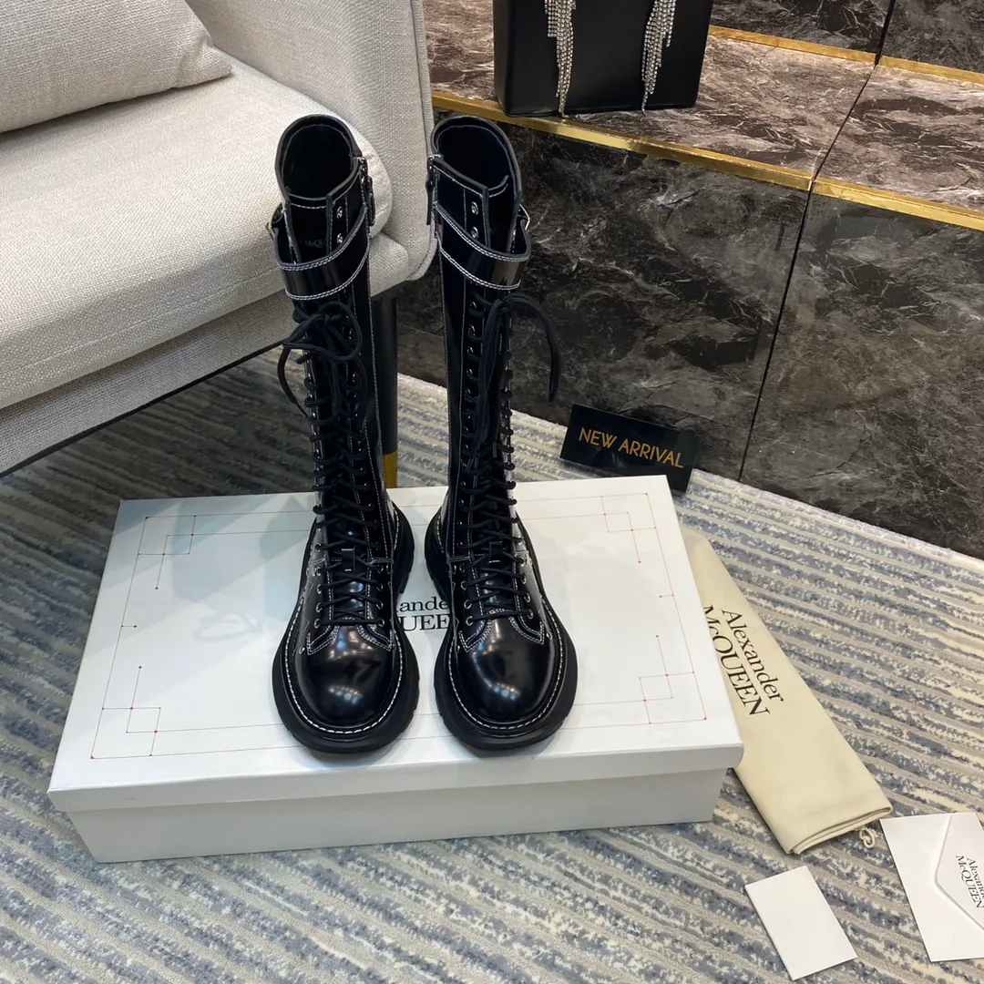 👟👟Ex-factory price 760👟👟MCQ McQueen boots ▪️The latest new color series of Alexander McQu**▪️2020s counter ────────────────This can completely replace its previous popular white shoe series 🎉 It is not picky about the foot shape at all, and it looks great on the foot ▪️Upper: exclusive custom-made original open-edge beaded cowhide ▪️ Inside: original customized sheepskin ➕ genuine leather welt ▪️Exclusive molded original outsole Anti-slip T👟👟Factory price U outsole Size 35-39 [40 can be customized and non-refundable]